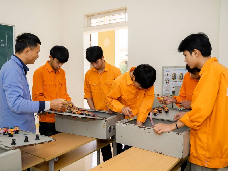 Học Nghề Điện Tử Công Nghiệp Ở Đâu Tốt Tại Nghệ An? Cơ Hội Việc Làm Và Địa Chỉ Đào Tạo Uy Tín 10